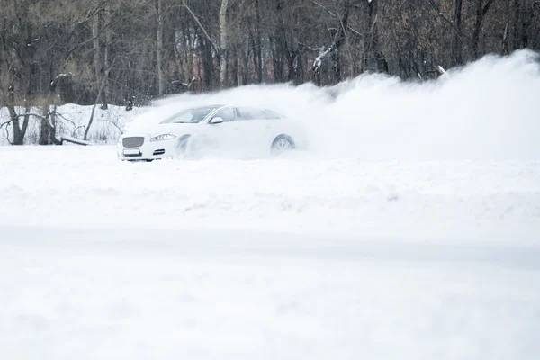 Voiture dérive pulvérisation neige — Photo