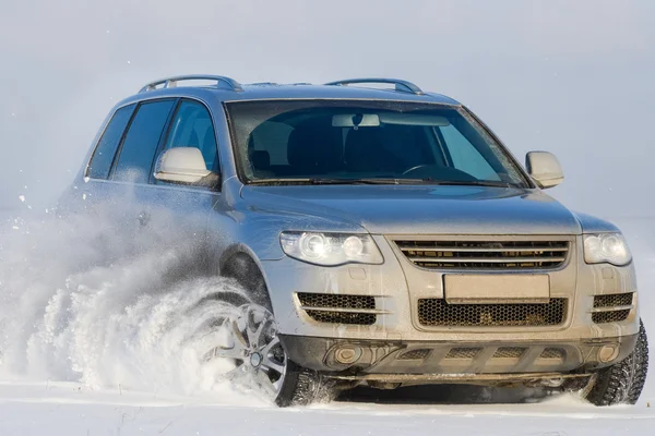 Автомобільний позашляховий спрей сніг — стокове фото