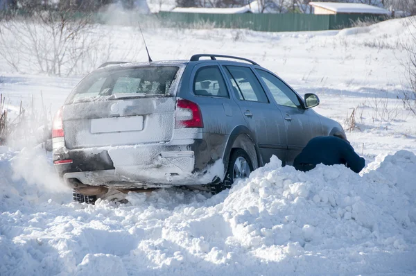 Carro preso na neve — Fotografia de Stock