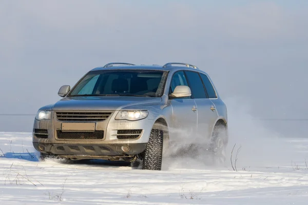 Carro offroad spray de neve — Fotografia de Stock