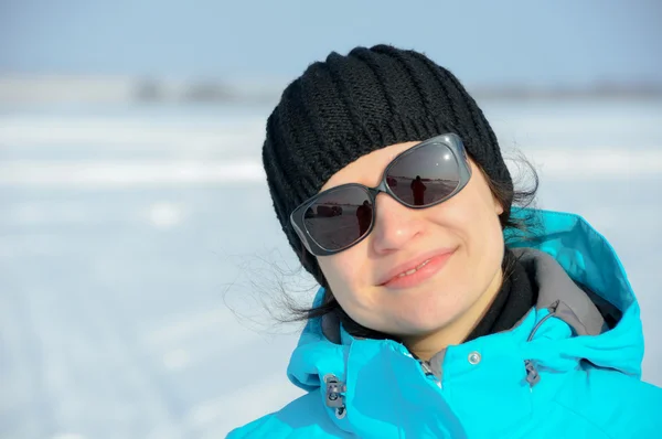 Pretty young girl in winter — Stock Photo, Image