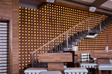 Modern restoranın içinde.