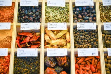 Ahşap kutusunda baharat çeşitleri