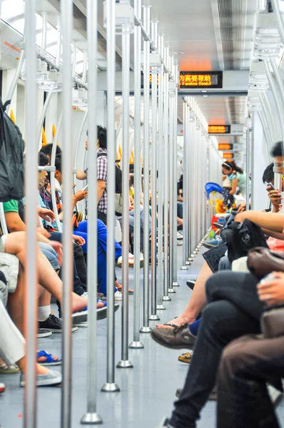 Пассажиры метро — стоковое фото