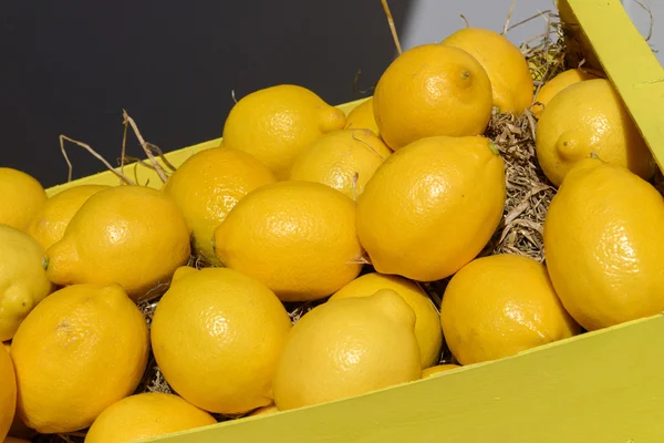 Limones en jaula de madera —  Fotos de Stock