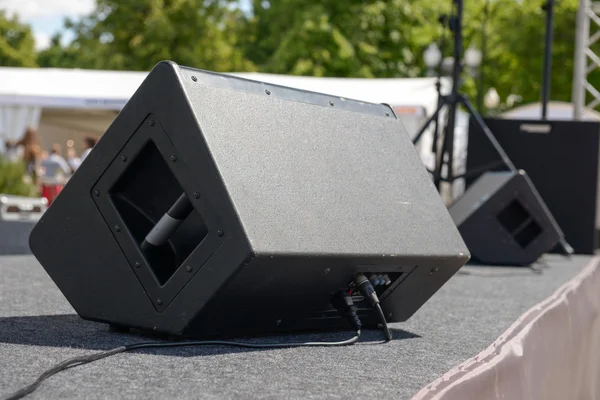 Monitor de som preto no palco — Fotografia de Stock