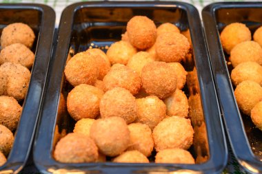 Kahrolası kızarmış peynir topları ile baharat