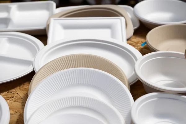 Paper disposable plates of different colors — Stock Photo, Image