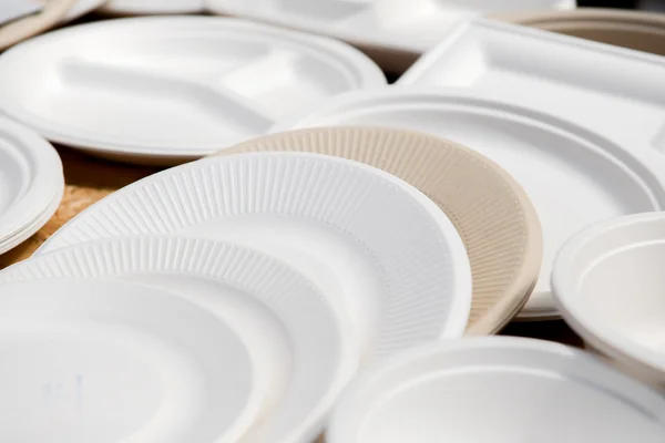 Paper disposable plates of different colors — Stock Photo, Image