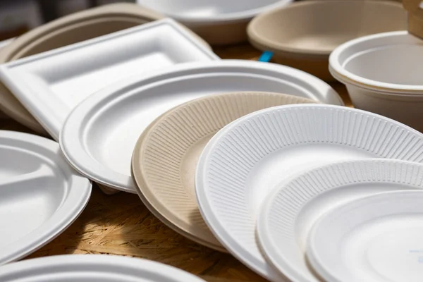 Paper disposable plates of different colors — Stock Photo, Image