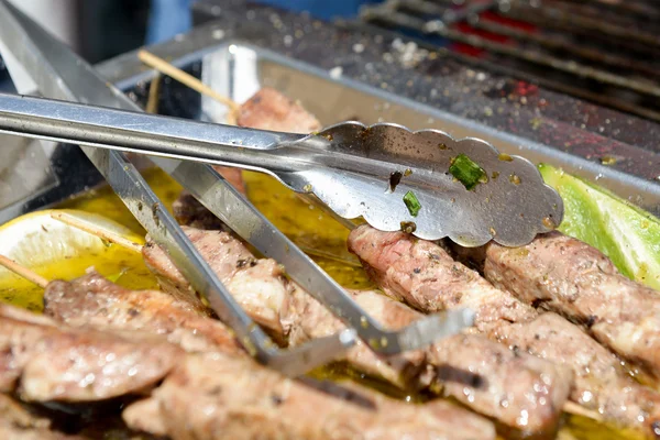 Kebabs assados suculentos na bandeja de metal — Fotografia de Stock