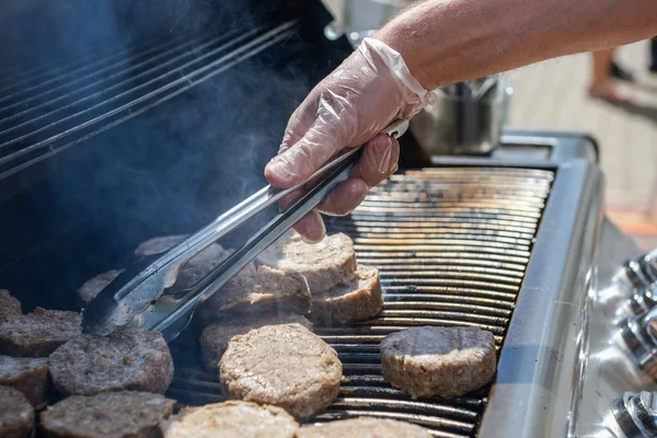 Koken steaks op een hete grill — Stockfoto
