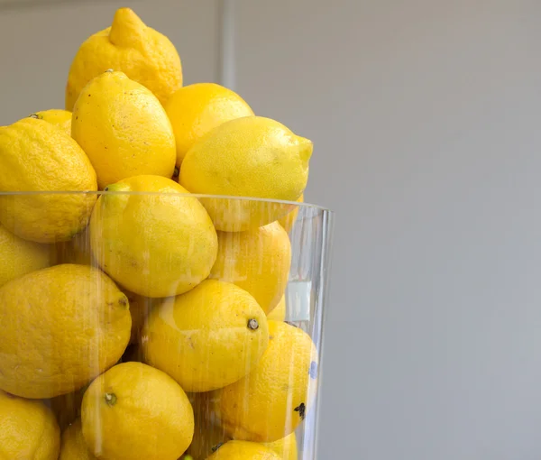 Limones en un frasco de vidrio —  Fotos de Stock