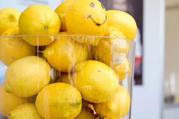 Limones en un frasco de vidrio Imágenes De Stock Sin Royalties Gratis