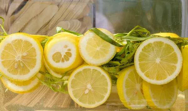 Limonada fresca con rodajas de limón —  Fotos de Stock