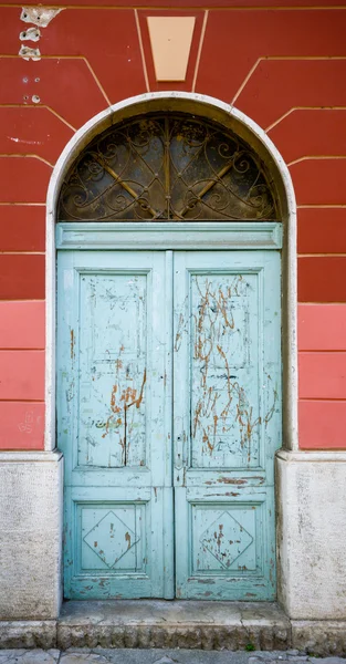 Viejo azul harapiento shabby puerta de madera — Foto de Stock