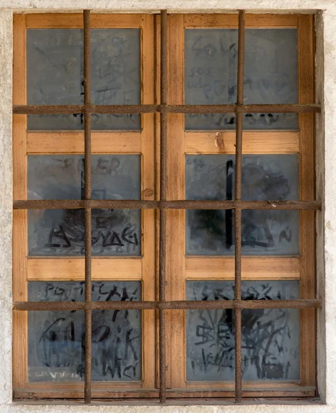 Vieille fenêtre avec barres métalliques — Photo