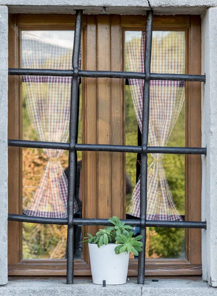 古い窓に金属製のバー — ストック写真