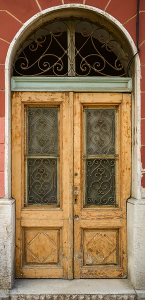 Vieille porte en bois déchiquetée — Photo