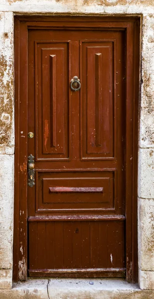 茶色の不規則な粗末な木製のドア — ストック写真