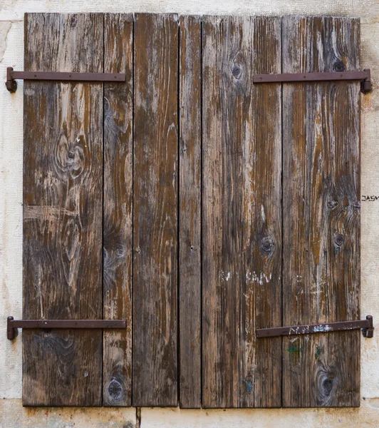 Vieille fenêtre avec volets fermés en bois — Photo