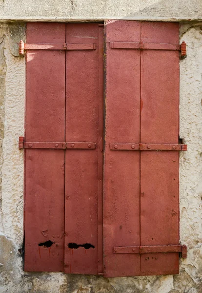 Vieja ventana con persianas de madera cerradas — Foto de Stock