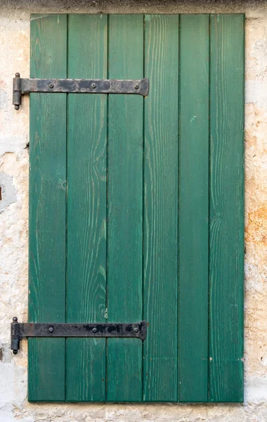 Oud raam met houten luiken — Stockfoto