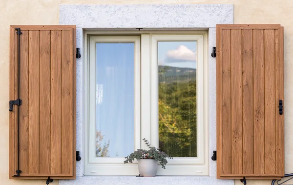 Ventana con persianas de madera abiertas Imagen De Stock