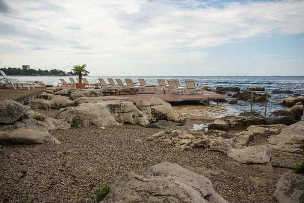 Loungers on the rocky beach — Stock Photo, Image