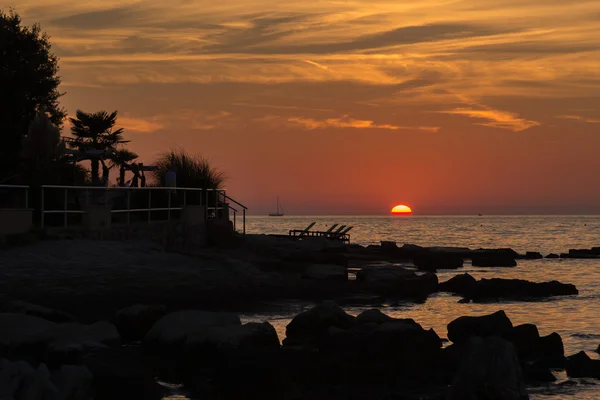Pôr do sol lindo na costa rochosa do Adriático — Fotografia de Stock
