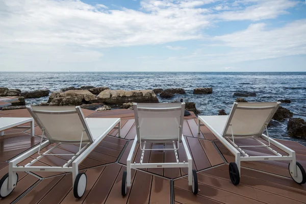 Loungers on the rocky beach — Stock Photo, Image