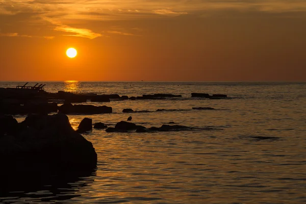 Wunderschöner Sonnenuntergang an der felsigen Küste der Adria lizenzfreie Stockfotos