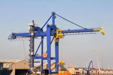 Deniz kargo bağlantı noktası büyük Vinçler