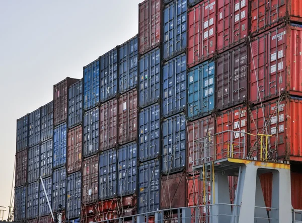 Contentores de mercadorias no porto de carga marítima — Fotografia de Stock