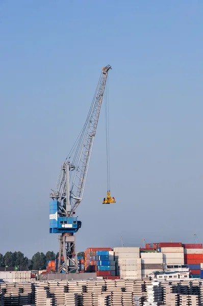 Porto de carga marítima guindastes grandes — Fotografia de Stock