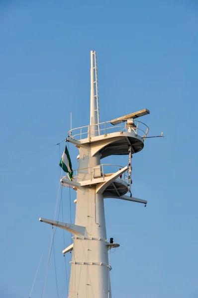 Оборудование для навигации, связи и безопасности на судне — стоковое фото