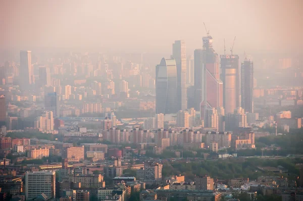 Пташиного польоту Москви на світанку — стокове фото