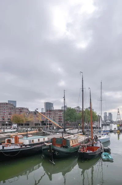 Pohled na staré lodě na Rotterdam kanálu — Stock fotografie