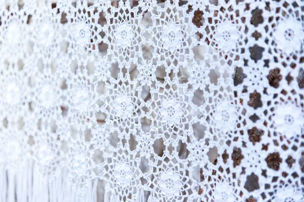 Белая тканая кружевная скатерть — стоковое фото
