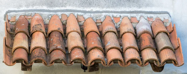 Antigo telhado de azulejos na cidade velha — Fotografia de Stock