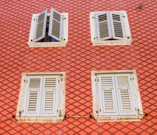 Fenêtres et murs de la vieille ville Rovinj Croatie — Photo