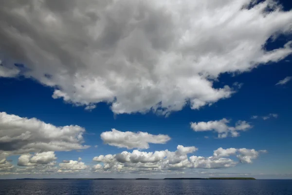 Cielo azul con nubes sobre el mar — Foto de Stock