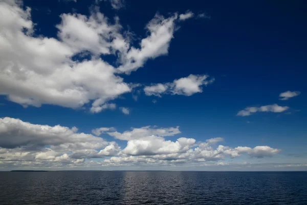 Cielo azul con nubes sobre el mar — Foto de Stock