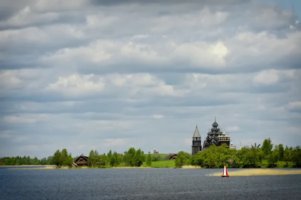 Traditionele houten Russische kerk op het eiland van Kizji — Stockfoto