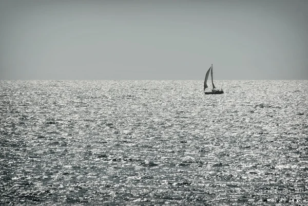 Sozinho veleiro na água em bom tempo. Iatismo — Fotografia de Stock