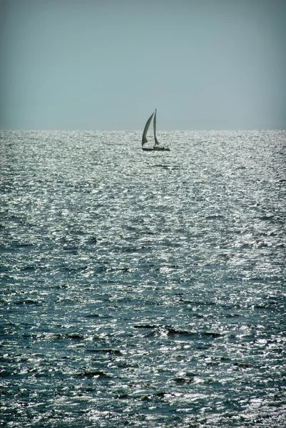 Solo barca a vela in acqua con il bel tempo. Yachting — Foto Stock