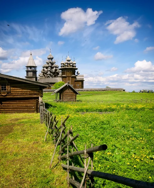 Традиционная деревянная русская церковь на острове Кижи — стоковое фото