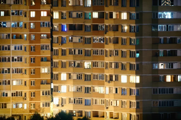 Residentní budova v noci, pohled zblízka — Stock fotografie