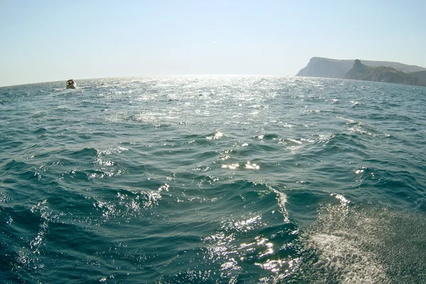 Dalgalar deniz manzarası güneş ışığında üzerinde — Stok fotoğraf