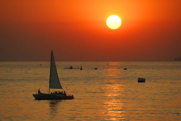 Tramonto Una Piccola Barca Mar Nero Sebastopoli Krimea — Foto Stock